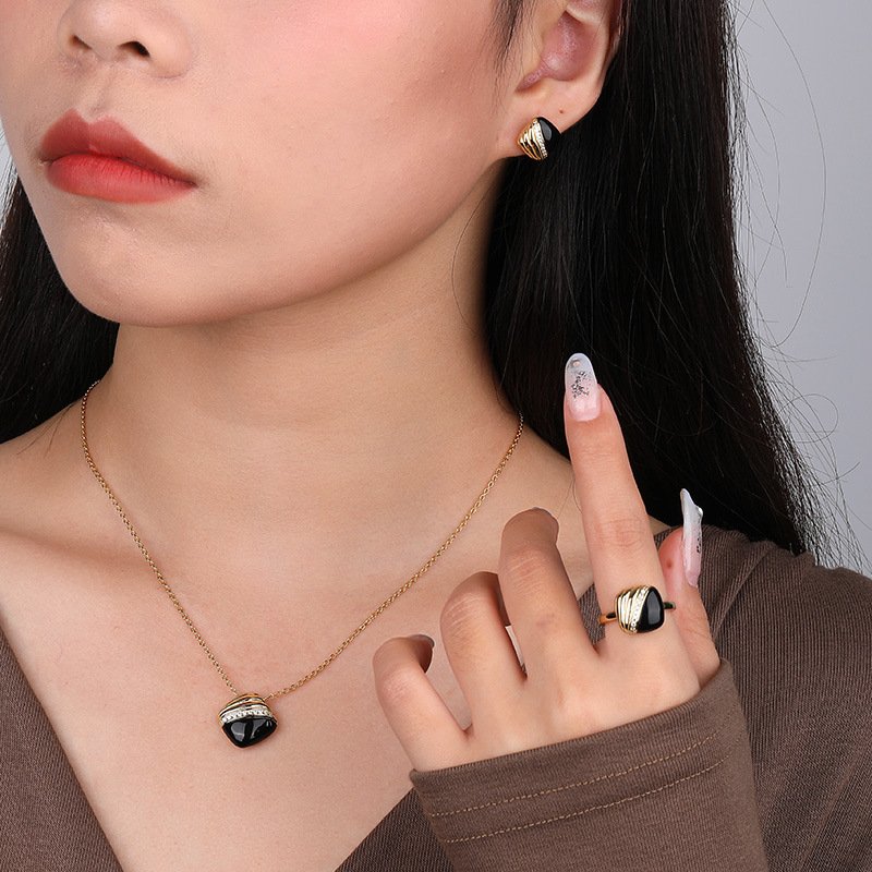 Black Enamel Stud Earrings2