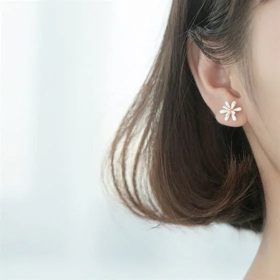 Flower-shaped earrings in sterling silver