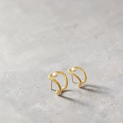 Amara Jewels gold plated sterling silver wave pearl stud earrings with white pearls.