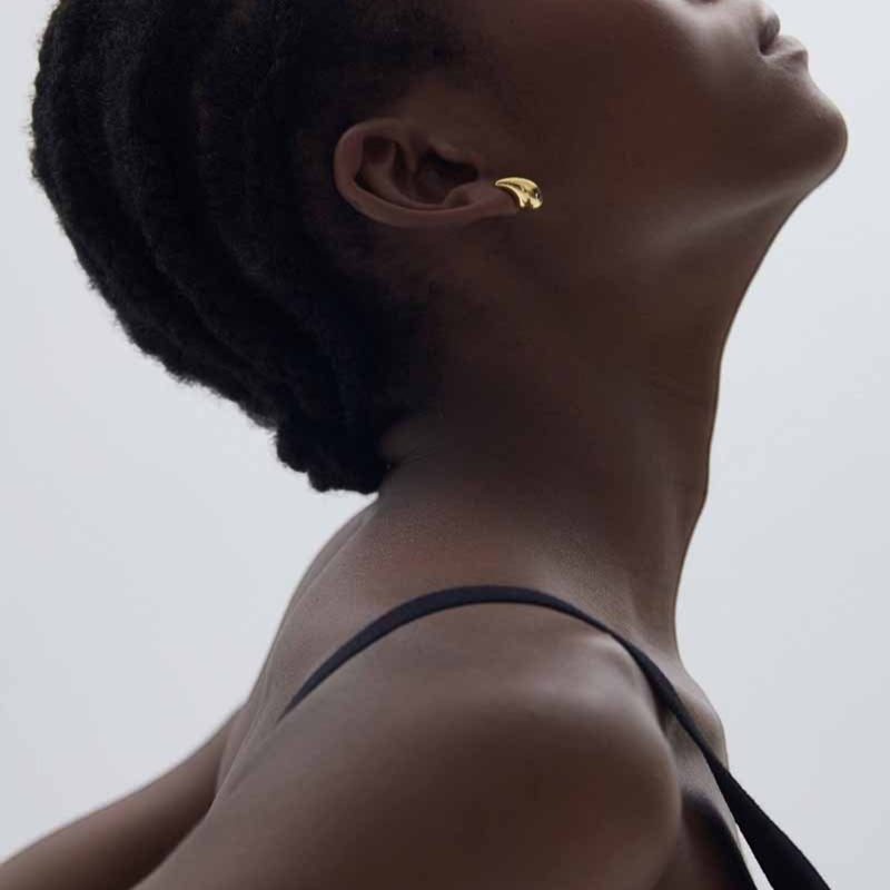 Amara Jewels gold vermeil waterdrop stud earrings made of polished 925 sterling silver with a minimalist teardrop design.