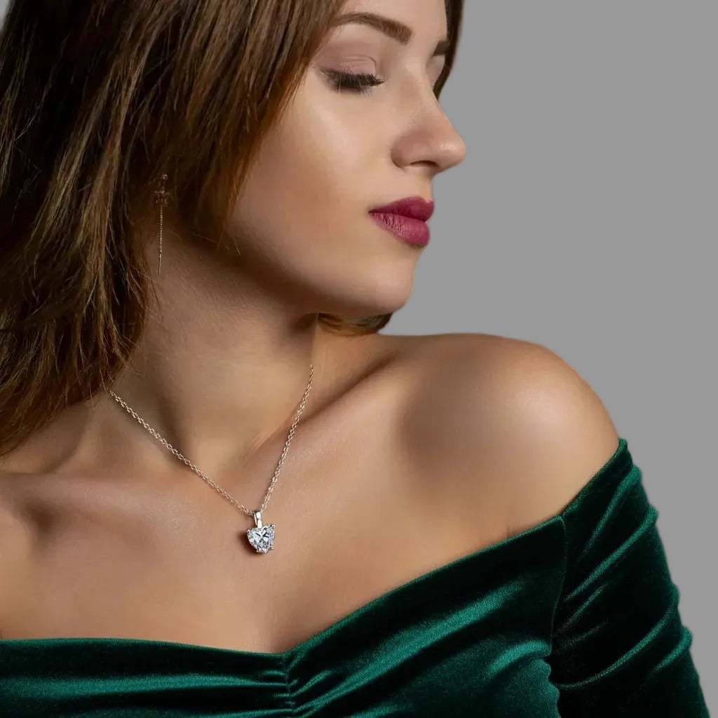 Amara Jewels Sterling Silver classic design brilliant Heart-Shaped Crystal Pendant Necklace.