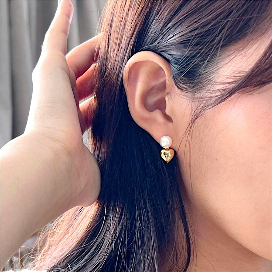Amara Jewels gold-plated sterling silver earrings with pearl and heart charm. Romantic drop earrings.