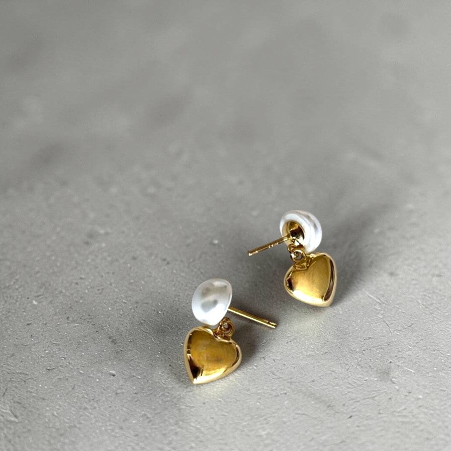 Amara Jewels gold-plated sterling silver earrings with pearl and heart charm. Romantic drop earrings.