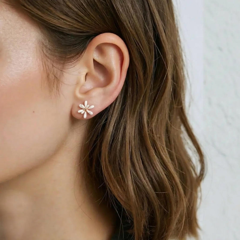 Flower-shaped earrings in sterling silver