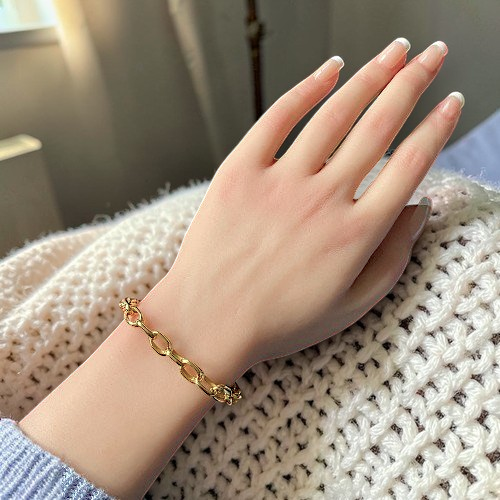 Amara Jewels gold-plated sterling silver chunky chain bracelet with interlocking links and a secure clasp.