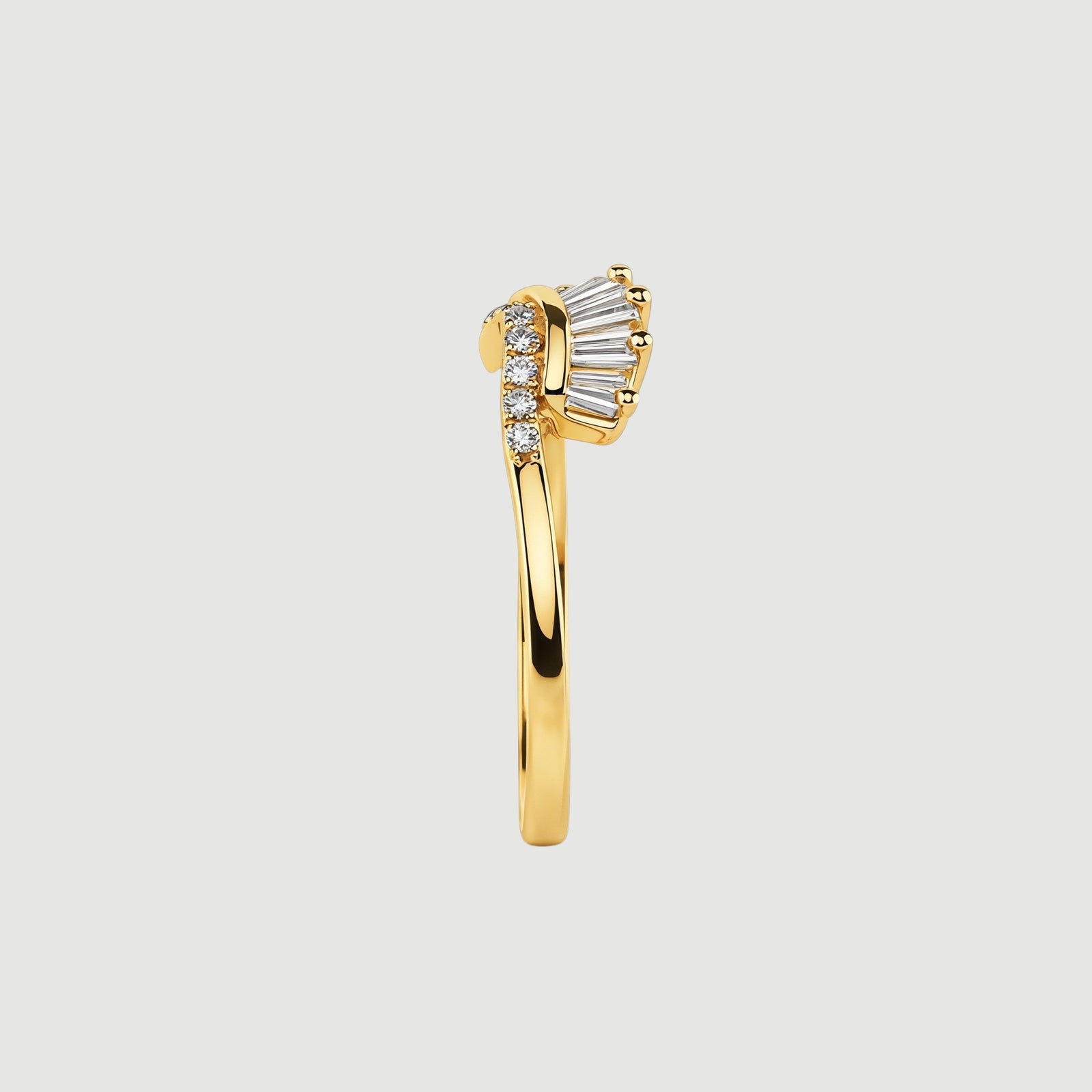 Amara Jewels gold-plated 925 sterling silver ring with fan-shaped crystal detail. Adjustable.