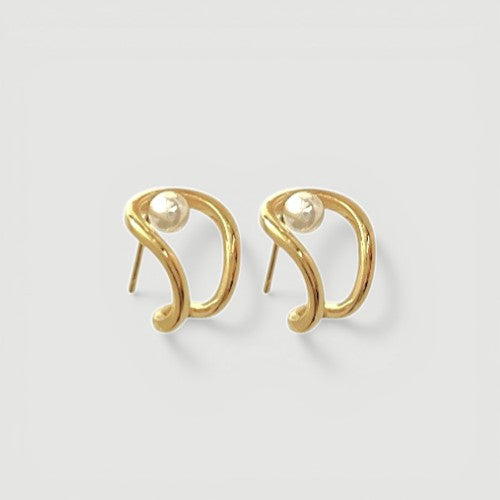 Amara Jewels gold plated sterling silver wave pearl stud earrings. Lustrous white pearls set in a modern wave design.