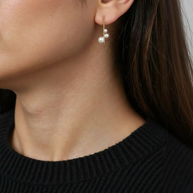 amara-jewels-gold-pearl-earrings-geometric-bar-3