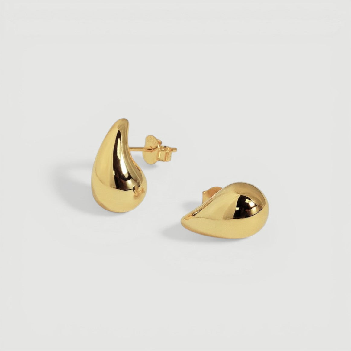 Amara Jewels gold vermeil waterdrop stud earrings made of polished 925 sterling silver with a minimalist teardrop design.