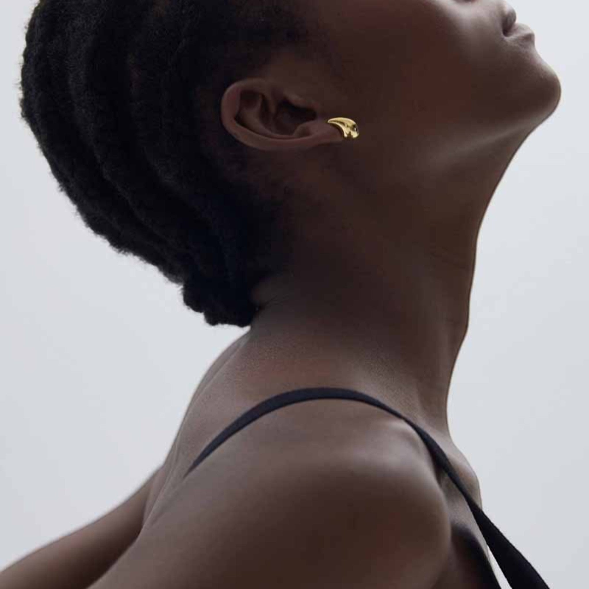 Amara Jewels gold vermeil waterdrop stud earrings made of polished 925 sterling silver with a minimalist teardrop design.