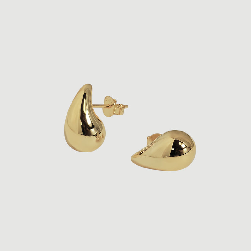 Amara Jewels gold vermeil waterdrop stud earrings made of polished 925 sterling silver with a minimalist teardrop design.
