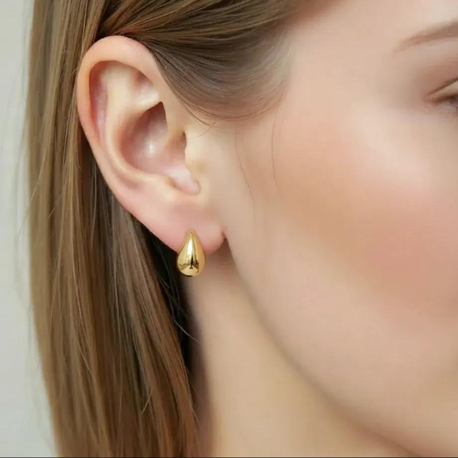 Amara Jewels gold vermeil waterdrop stud earrings made of polished 925 sterling silver with a minimalist teardrop design.