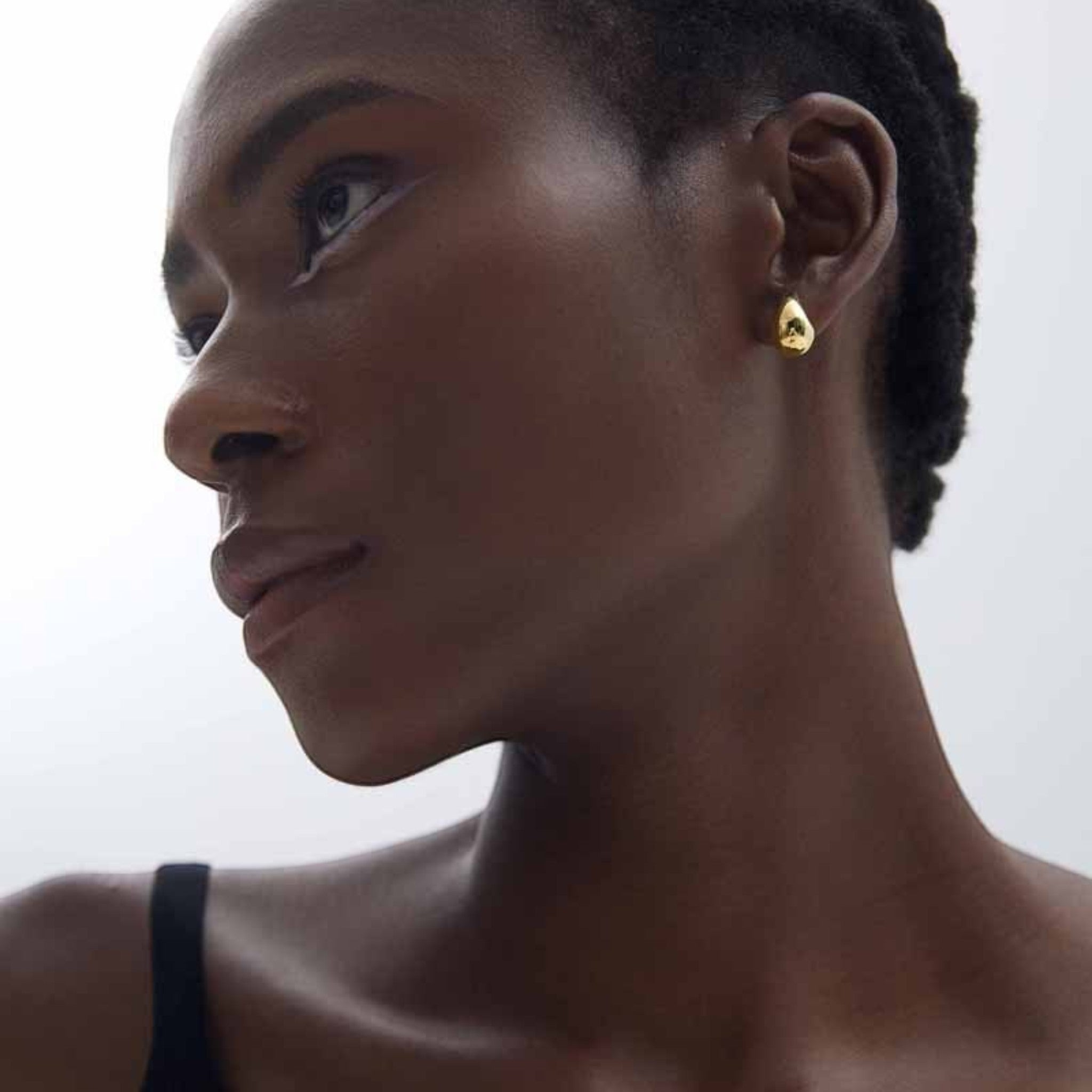 Amara Jewels gold vermeil waterdrop stud earrings made of polished 925 sterling silver with a minimalist teardrop design.