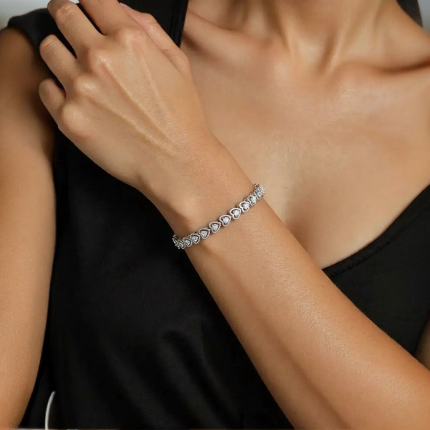 Amara Jewels 925 sterling silver bracelet with delicate heart-shaped links and cubic zirconia accents, secured with a lobster clasp.