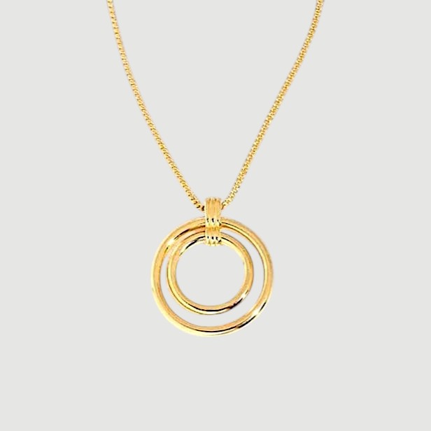 Amara Jewels 18K yellow gold plated sterling silver interlocking circle pendant necklace.